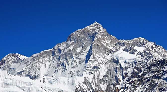 The beauty and tranquilly of this isolated Himalayan area are displayed in the panoramic view of the Makalu Base Camp trip, which shows snow-capped peaks, massive glaciers, and a rough alpine environment surrounded by unspoiled nature.