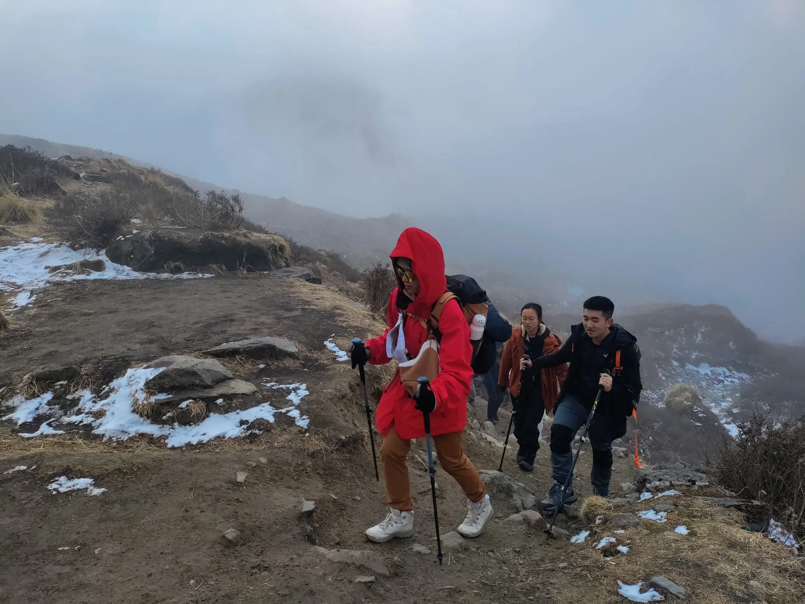 Trekkers trekking during Best time for Annapurna Circuit Trek