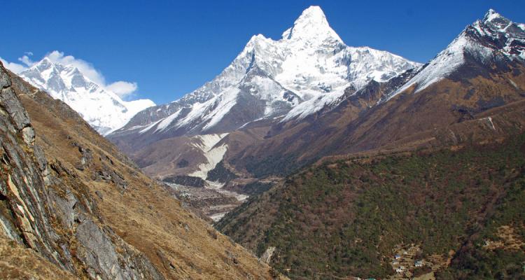Everest trekking